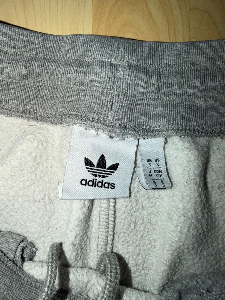 Adidas Hosen: Adidas Trainingshose Grau, Grösse S – Gebraucht aus Wil SG von smfo 2