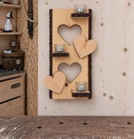Wanddeko aus Holz mit Herzen und drei Teelichthaltern