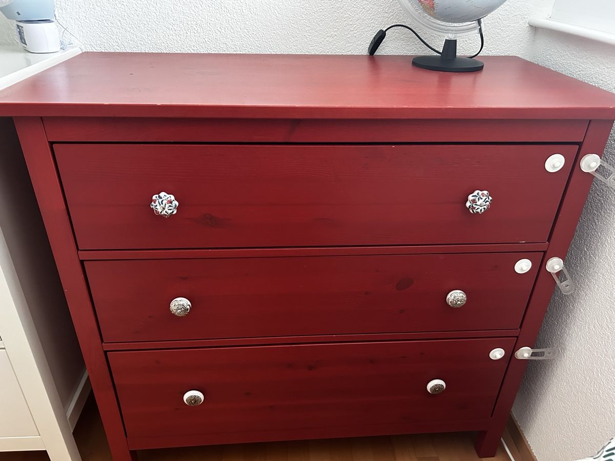 Commodes: Red 3-Drawer Chest with Unique Knobs - Good Condition – D'occasion à Oberrieden par Panthiras3 8