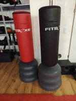 2 Boxsäcke freistehend 1x rot und 1x schwarz