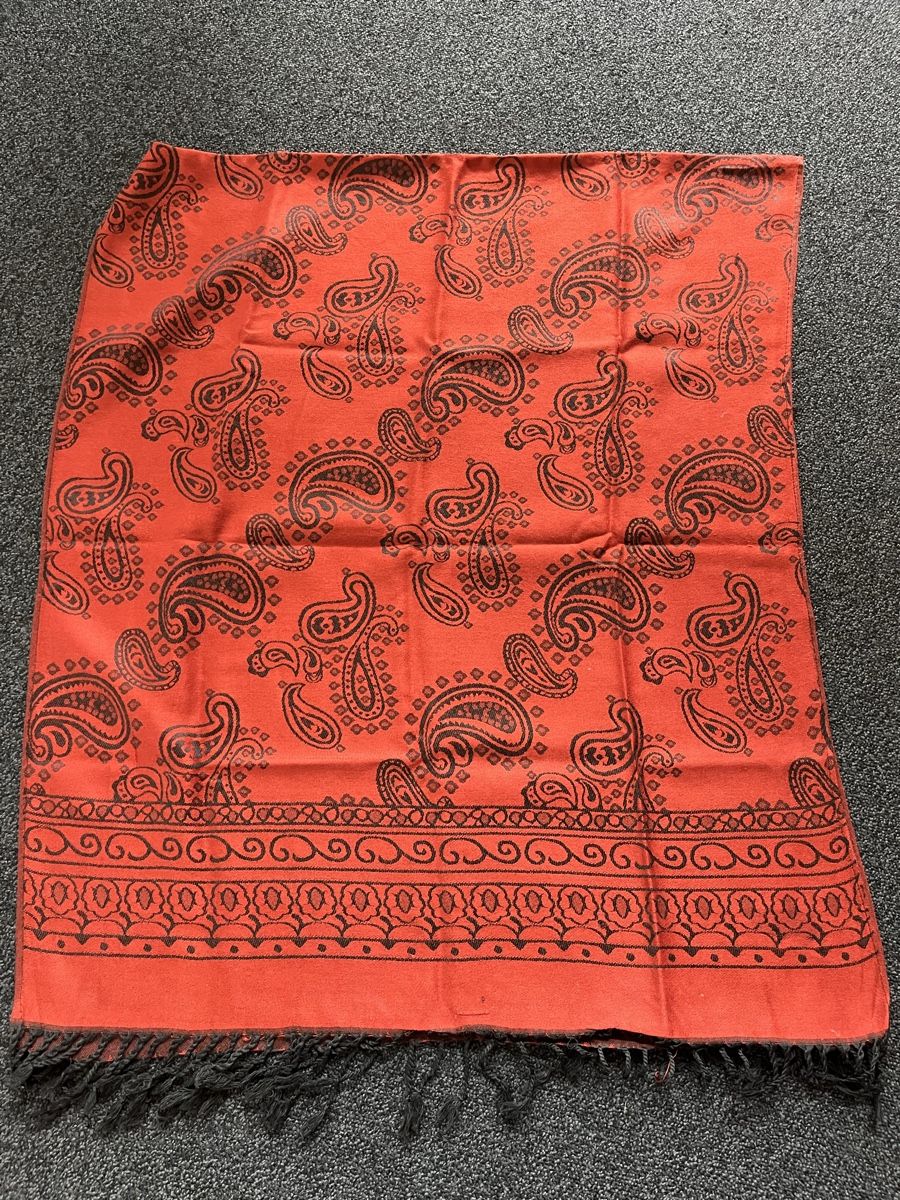 Foulard & Sciarpe: Écharpe rouge/orange noir – Usato da St. Prex venduto da Nikolletta