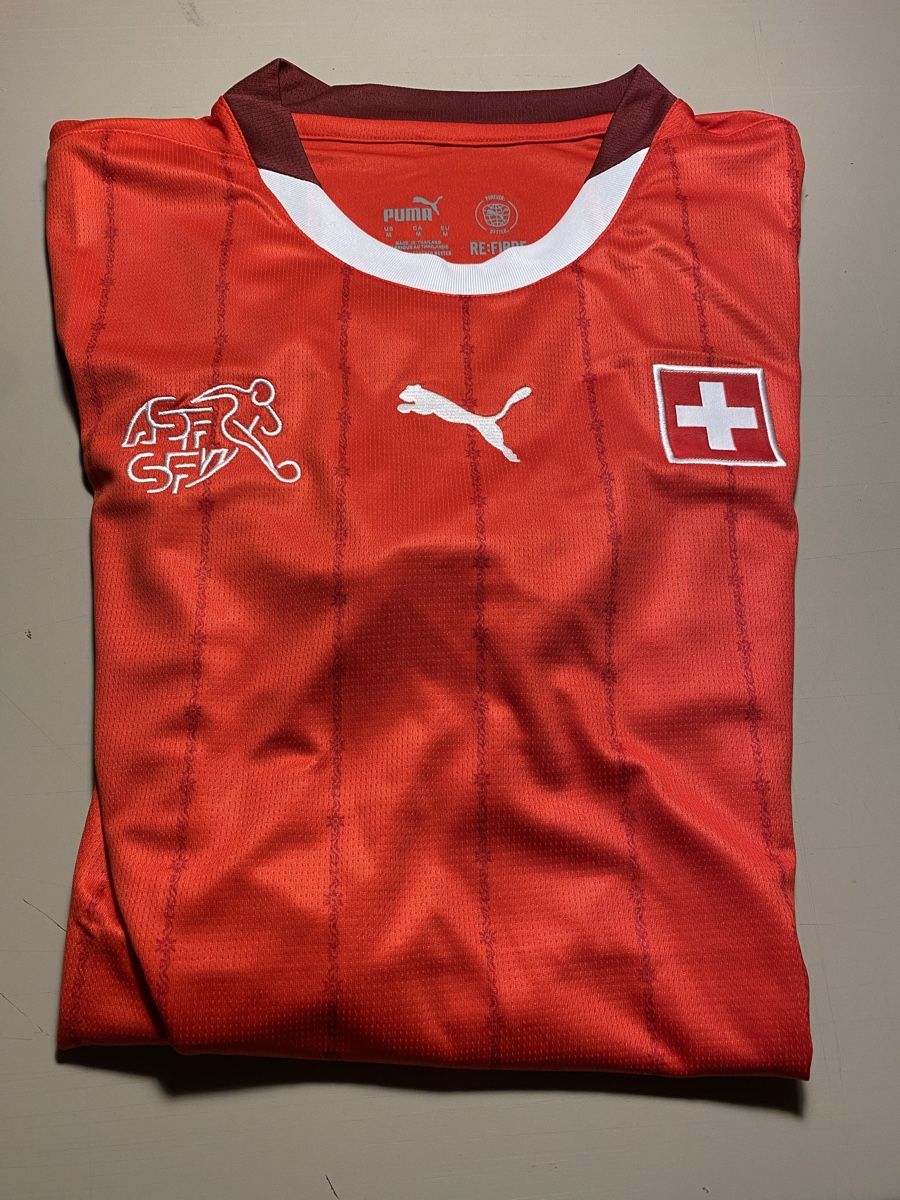 Schweizer Nati Leibchen & Hosen: Schweizer Fussball Nationaltrikot – Neu und originalverpackt aus Wil SG von