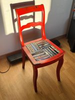Esszimmerstuhl aus Hartholz mit Kissen aus Büchern