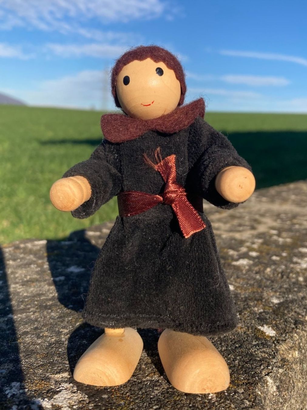 Bambole: KLEINE HANDPUPPE  MÖNCH  HOLZ / TEXTIL – Usato da Subingen venduto da ArtBead