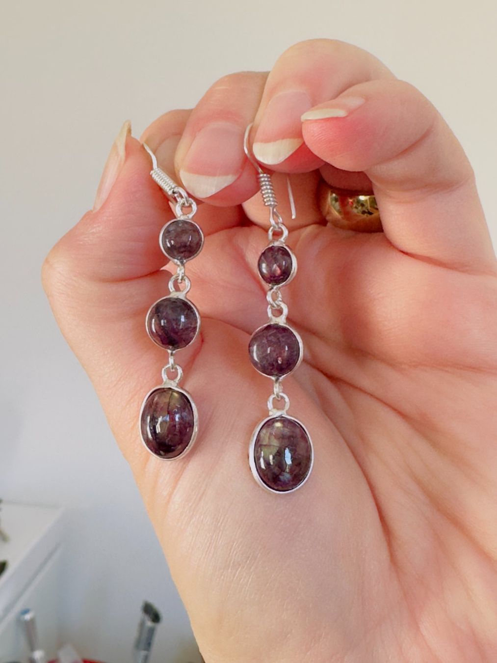 Orecchini pendenti & Orecchini a lobo: Color Enhanced Red Flash Labradorite earrings – Nuovo e nell'imballaggio originale da Genève venduto da AGBERG