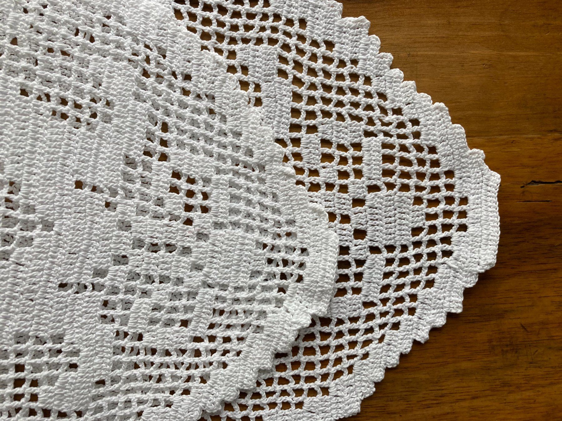 Tutte le decorazioni: SPITZENDECKCHEN  HANDARBEIT    FILETHÄKELN – Usato da Subingen venduto da ArtBead 3