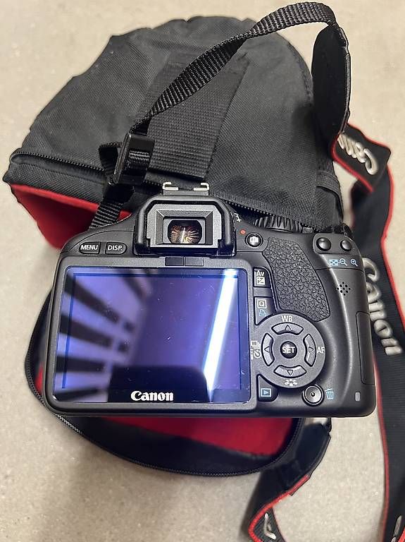 Canon Kamera: Digitalkamera Canon EOS 550D mit Objektiv – Gebraucht aus Binningen von Giusi. 2