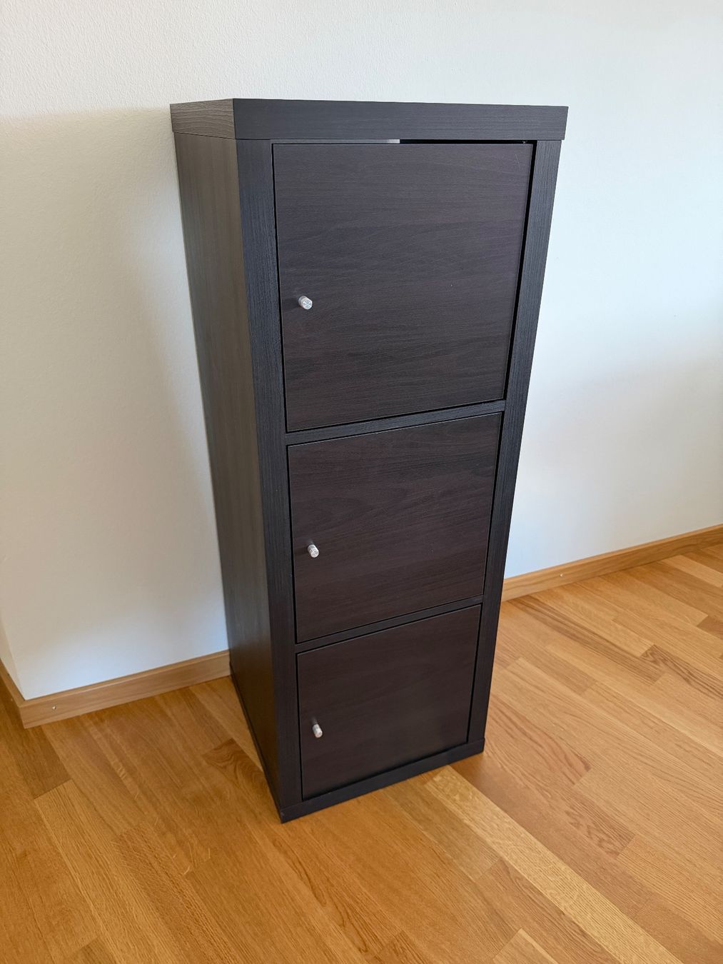 Ikea Scaffali: Kallax-Regal mit Türchen – Usato da Basel venduto da durelm