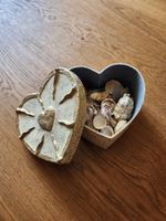 Altes Hartkarton-Deko-Herz mit Muscheln