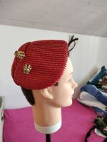 Roter Vintage Strohhut mit Zierde,