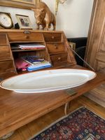 Plat ovale blanc avec monogramme et bordure orange