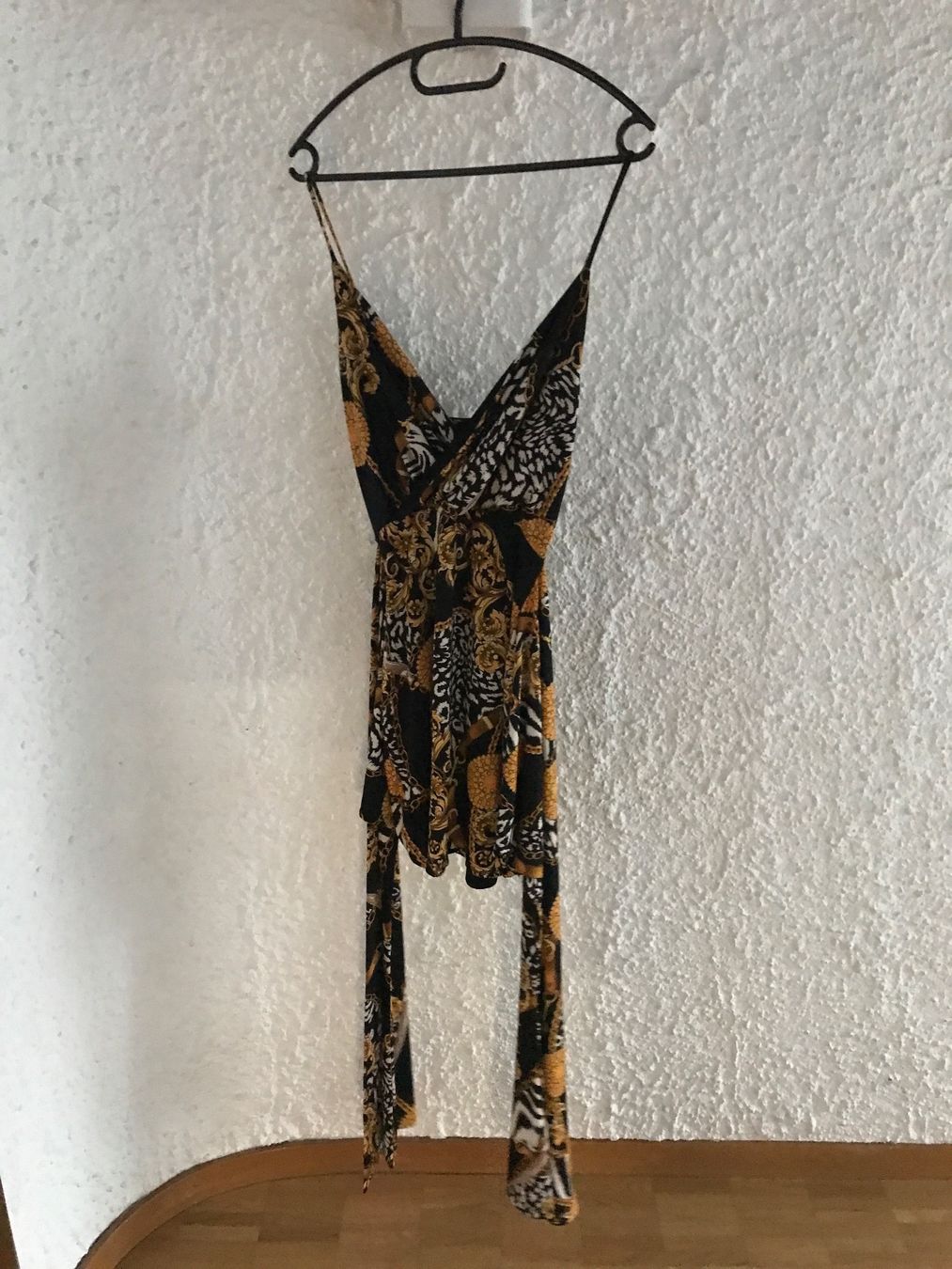 Kleider: Spezielles kurzes Kleid Gr S – Neu (gemäss Beschreibung) aus St. Margrethen SG von kellenbh