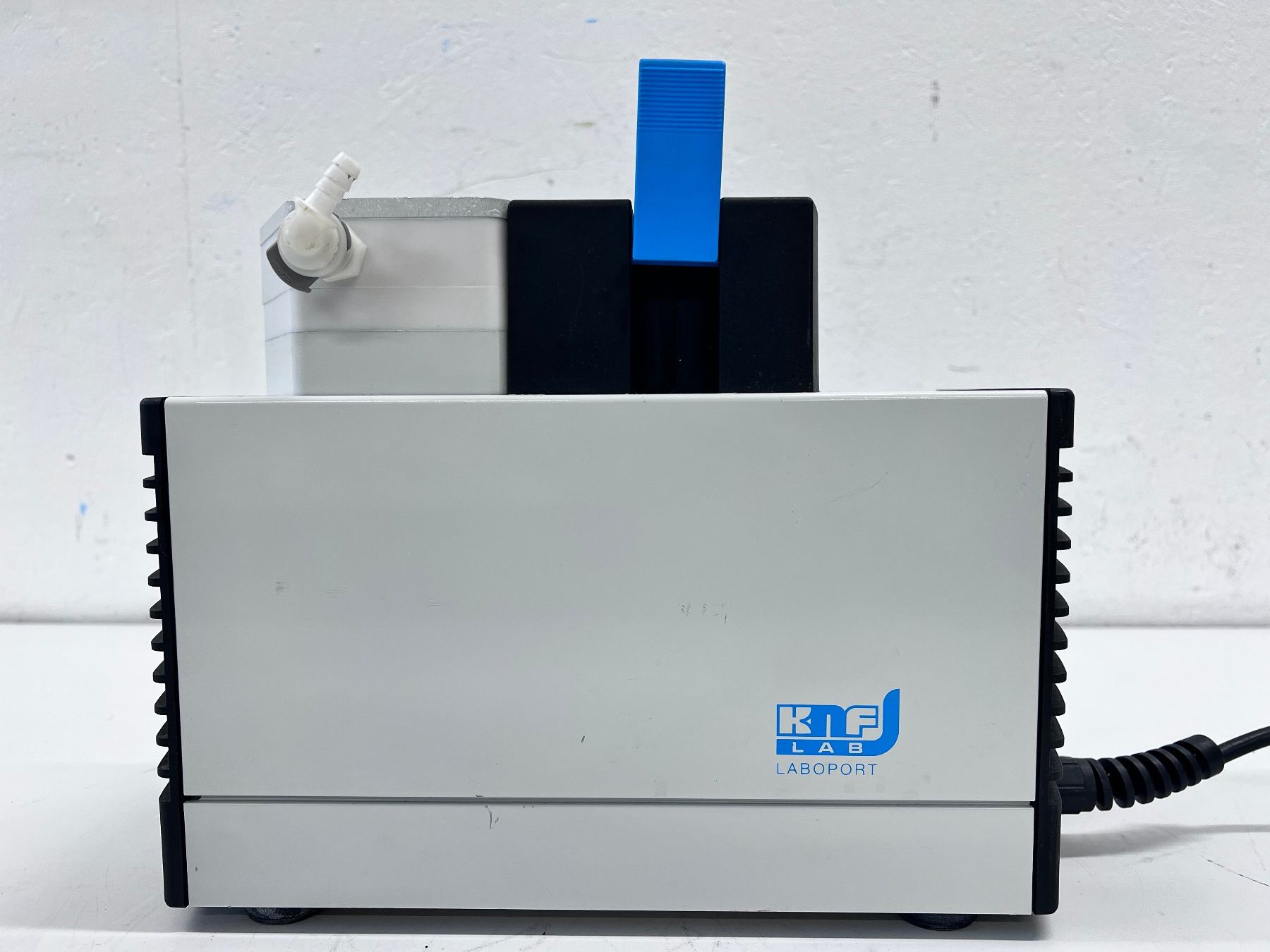 Accessori da laboratorio: KNF Membranvakuumpumpe N840FT.18 – Usato da Niederdorf venduto da LeptonAG_Labor