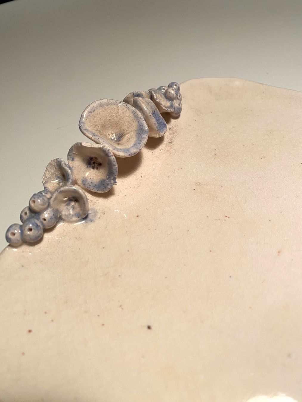Piatti di portata: Cremefarbene Keramikplatte mit dekorativen Elementen – Usato da Basel venduto da curated_finds 5