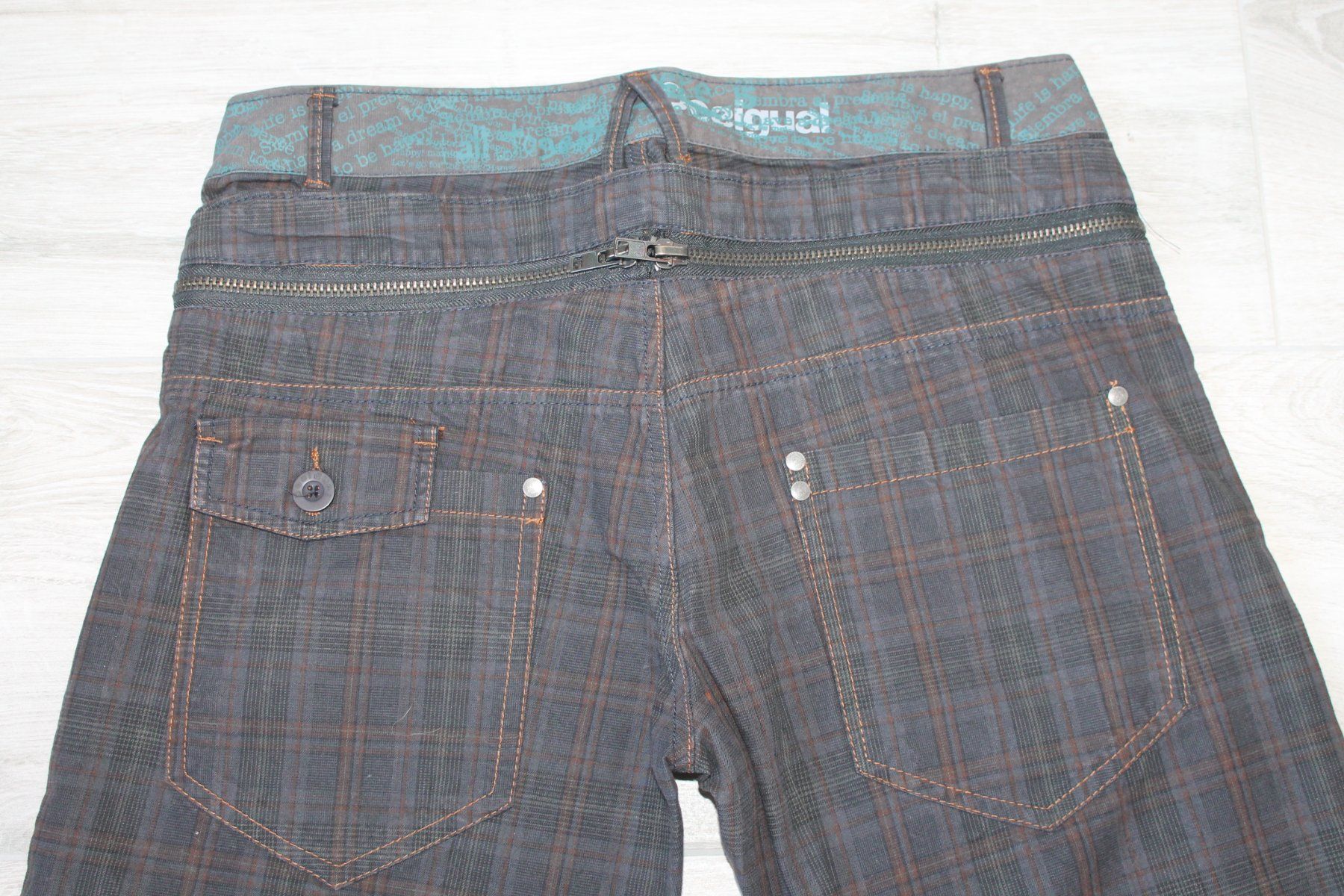 Desigual Pantaloni: Pantalon DESIGUAL taille 42 – Usato da Chez-le-Bart venduto da jasse 1