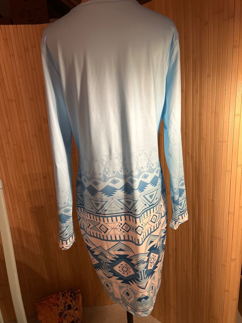 Vestiti: Hellblaues Kleid mit Muster, Grösse L, Top Zustand! – Nuovo (secondo la descrizione) da Bettlach venduto da Aresdiego 2