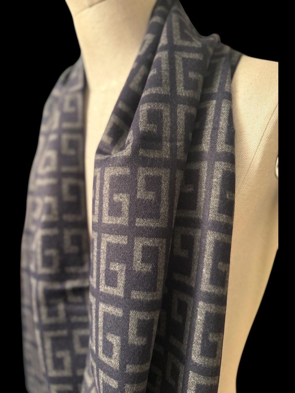 Foulards, Tücher & Schals: Schal Dunkelblau/Grau GG – Gebraucht aus Wolfhalden von frischi1973 1