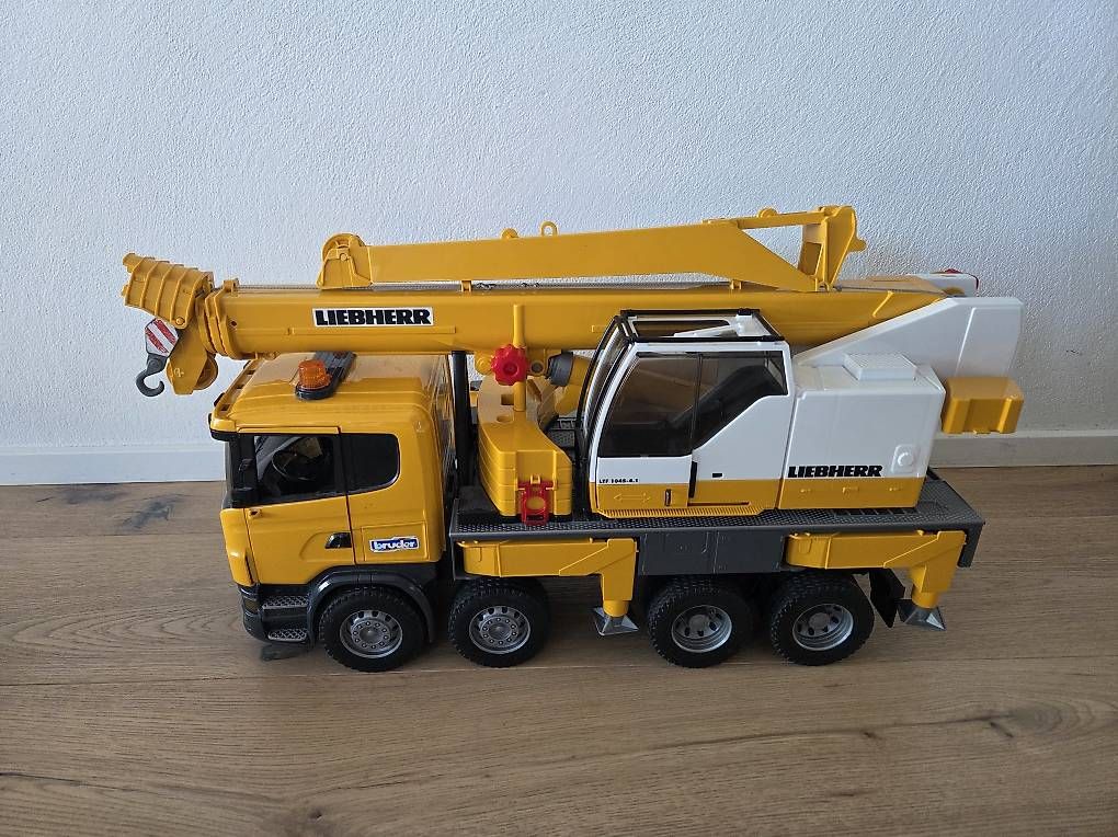 Giocattoli: Bruder Kran Liebherr – Usato da Richterswil venduto da DRW91