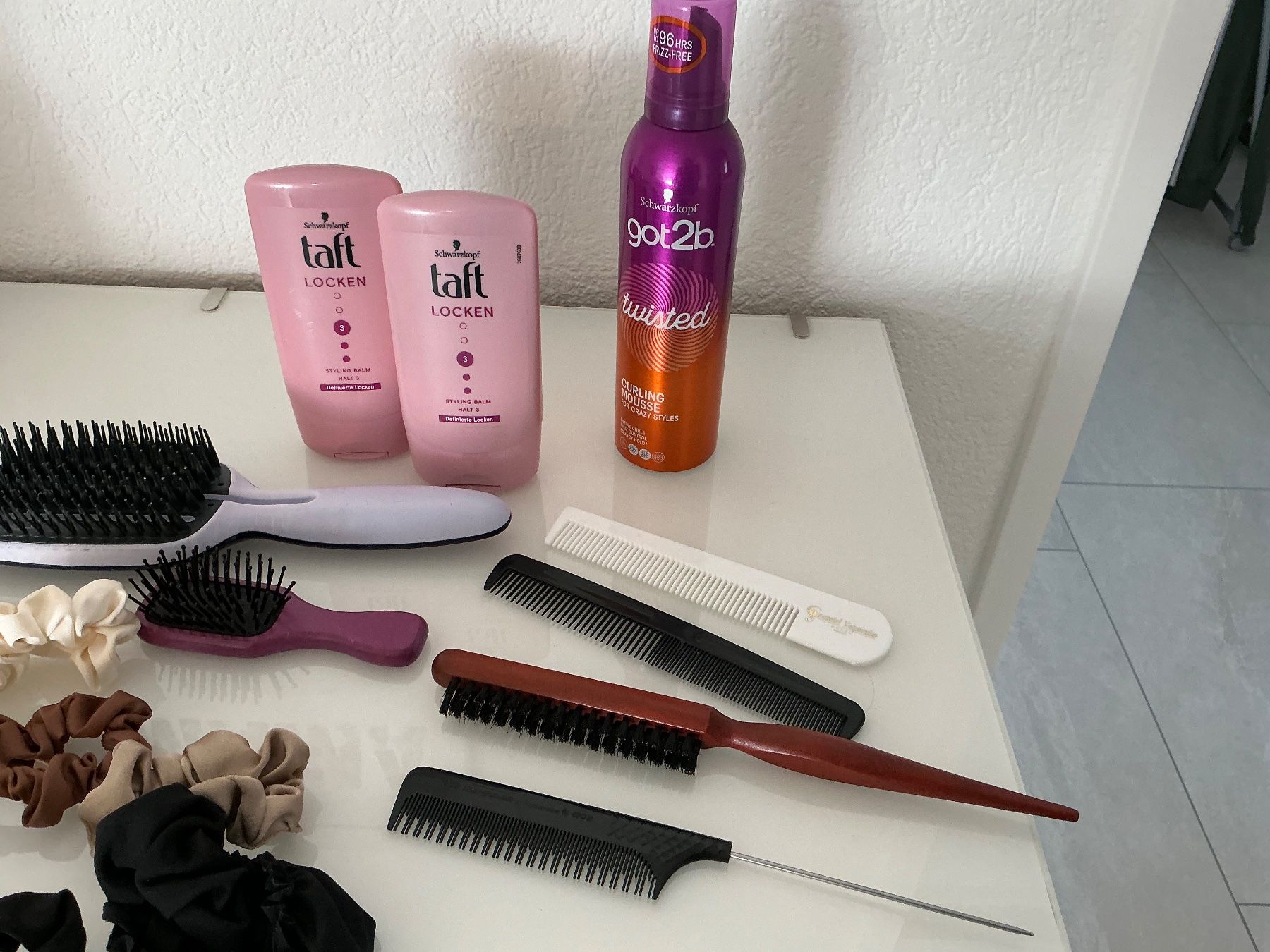 Altro per la cura dei capelli: Haarpflege & Styling Set, Bürsten, Haargummis etc. – Usato da Würenlos venduto da Chicca2004 2