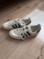 Sneakers von Adidas Jeans