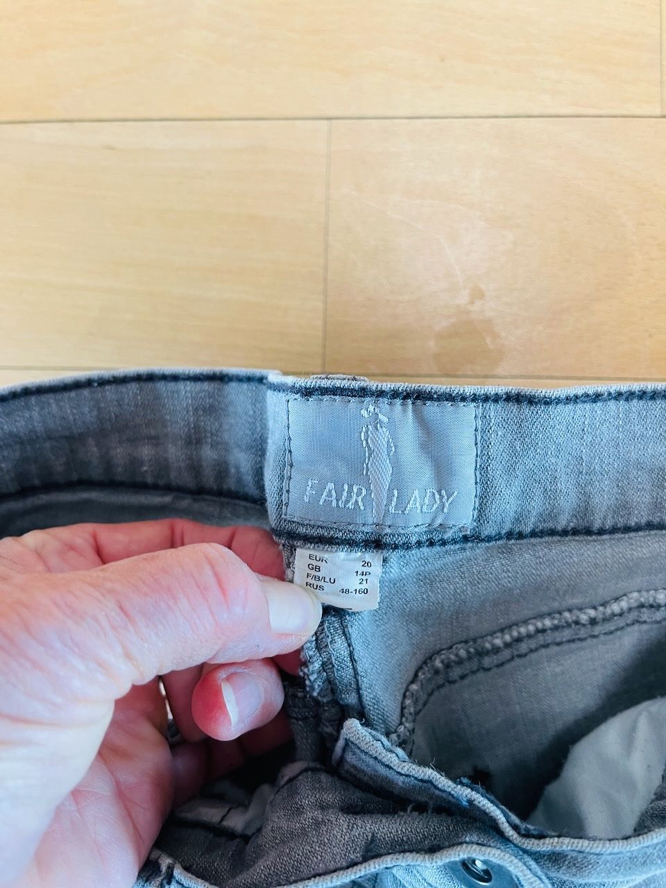Jeans: hellgraue Jeans "Fair Lady" Gr. S – Usato da Winterthur venduto da 1956ingi 5