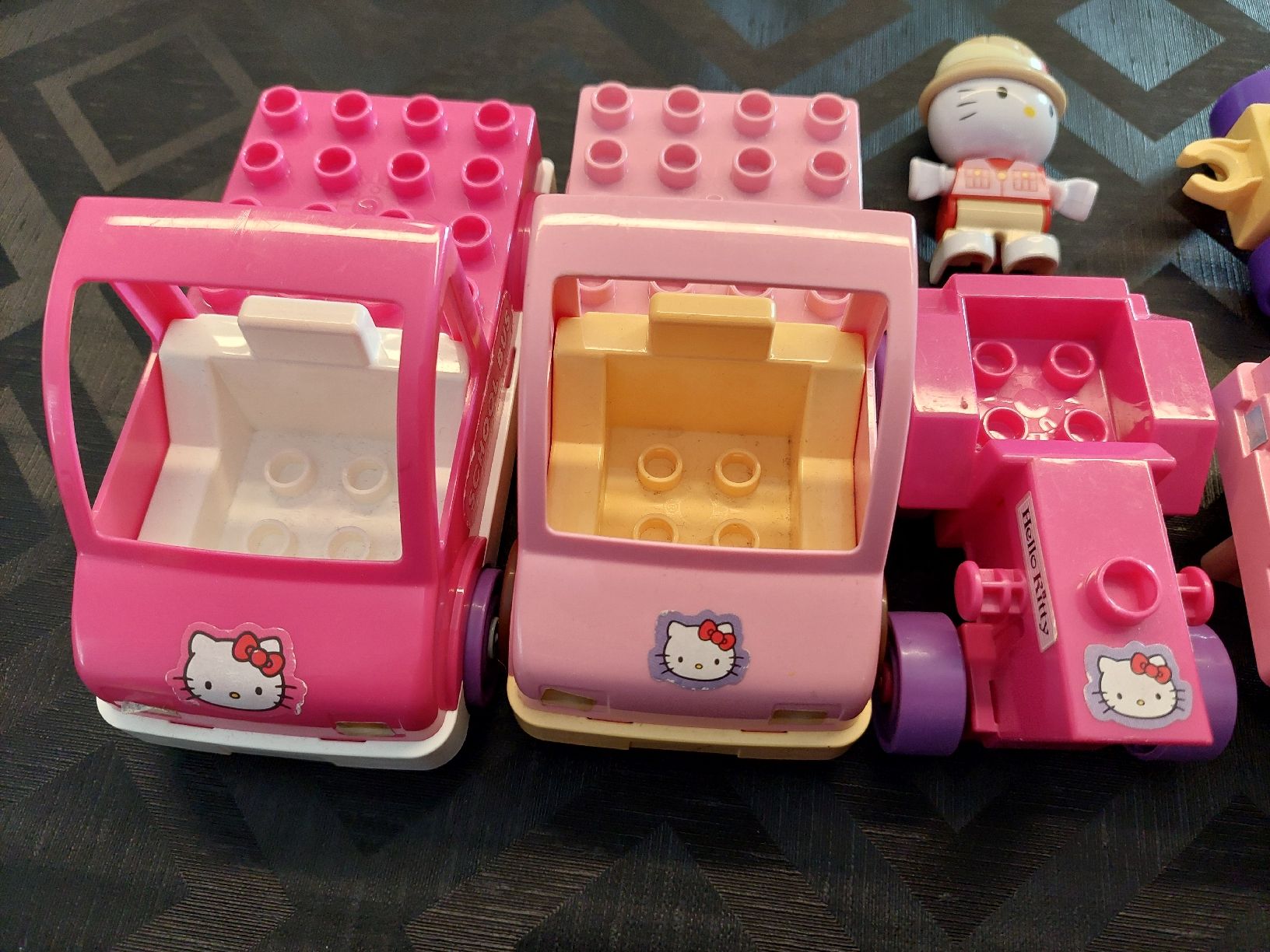 Hello Kitty Giocattoli: Hallo Kitty Unico 4 Auto & 2 Anhänger – Usato da Zetzwil venduto da lanst08 3
