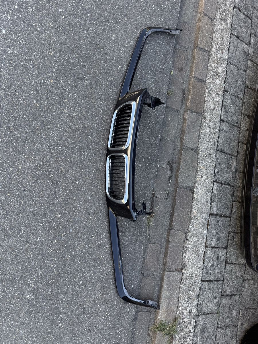 BMW Alle Autoersatzteile: Grillhalter inkl Nieren Bmw e36 – Gebraucht aus Mellingen von To1998