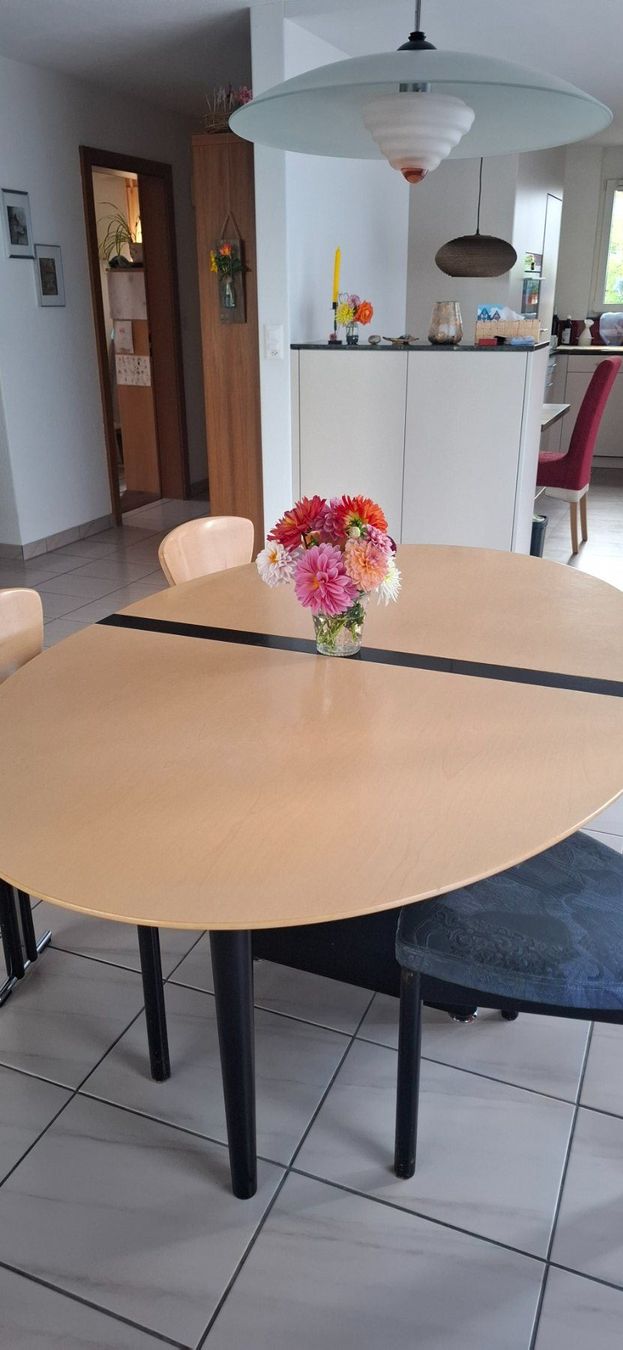Tables: Esstisch Ahorn mit 4 Stühlen – D'occasion à Büron par oth_8gt9 2
