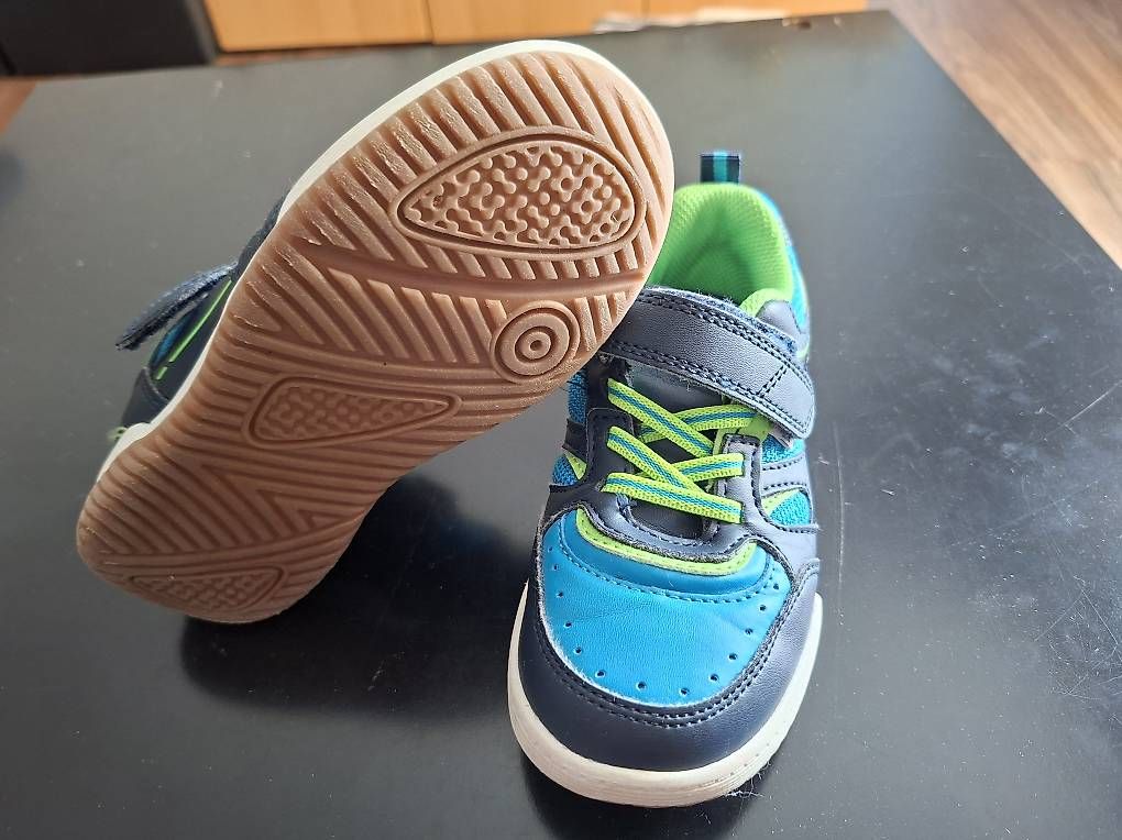 Chaussures garçon: Hallenturnschuhe Gr 28 – D'occasion à Rothrist par Stoce1