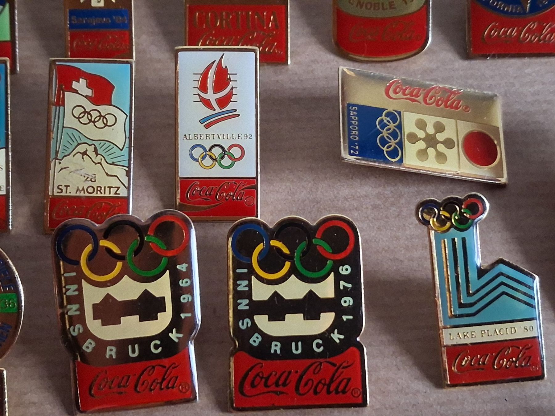 Coca-Cola Plaketten & Abzeichen: 24 verschiedene Pins Coca-Cola 16 Olympiade + Weitere – Gebraucht aus Hagendorn von siwasi3 5