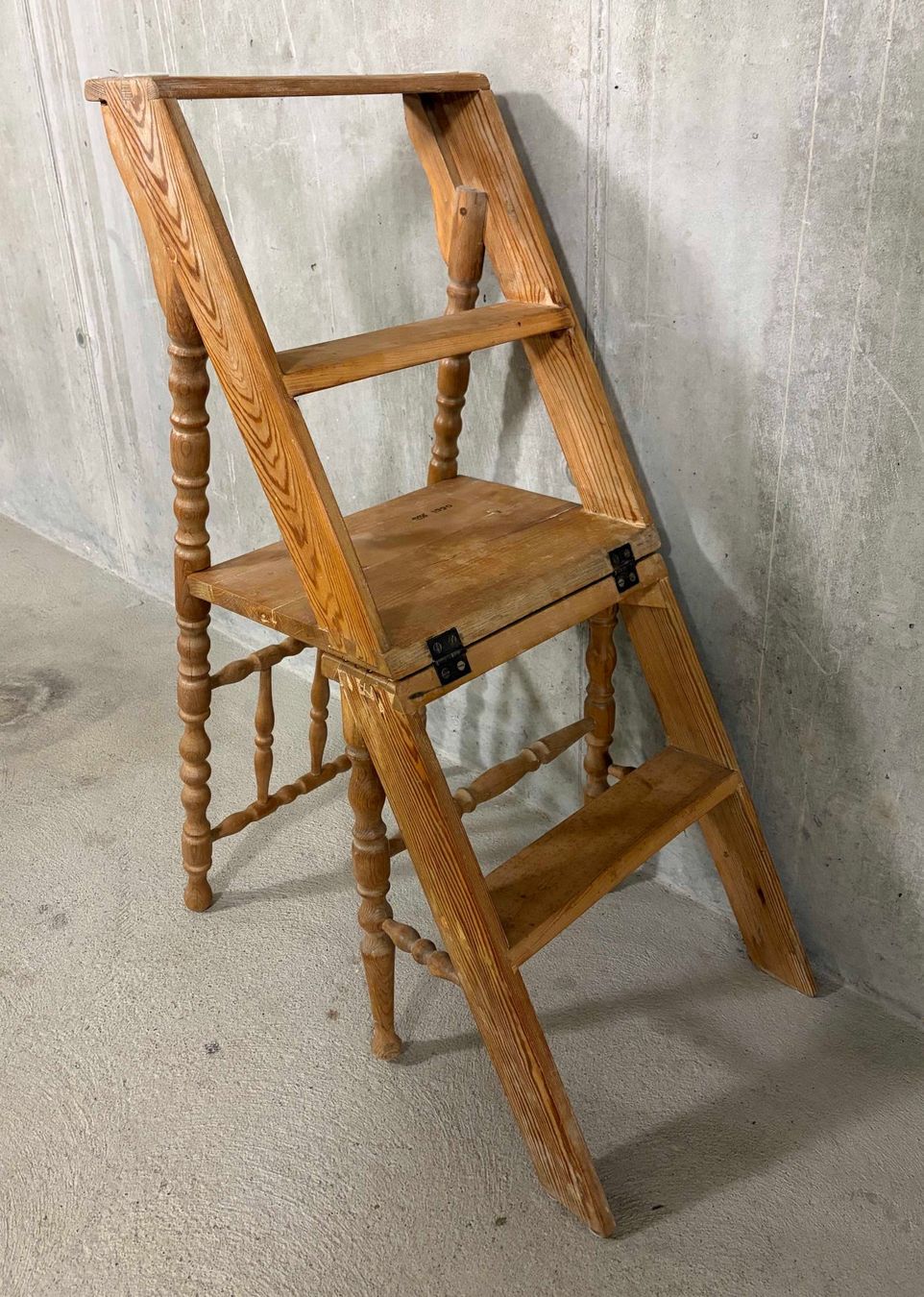 Chaises: Holzstuhl / Klappleiter – D'occasion à Zürich par Dr.Sale 1