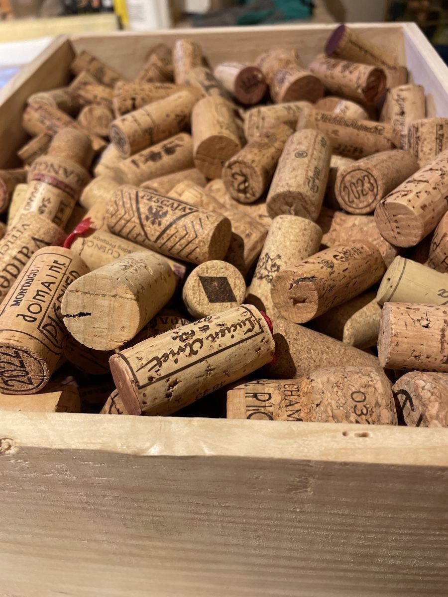 Sonstiges: Weinkiste mit Korken – Gebraucht aus Adligenswil von Treegarden 2
