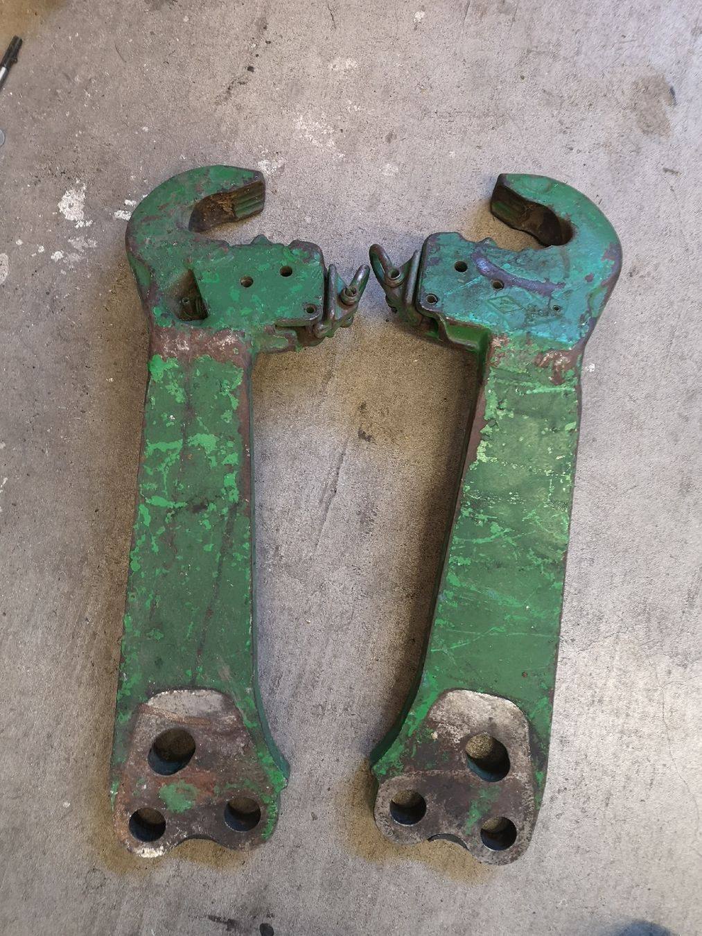 Trattori: Unterlenkerarme John Deere 5100R – Usato da Unterseen venduto da 34unterseen34