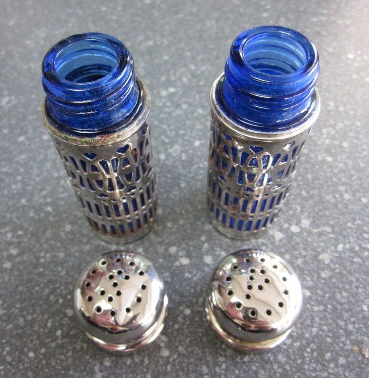 KERAM Metall Gewürzstreuer Set – 4 Stück, Je 284 Ml, Mit Löchern, Griff & Deckel Für Salz, Pfeffer, Zucker & Mehr