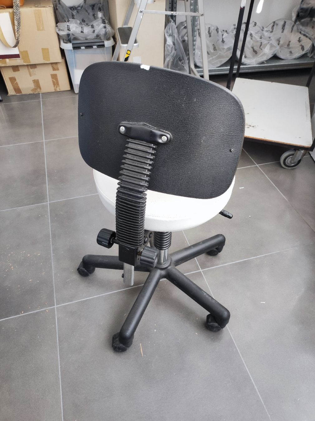 Sedie: Coiffeur- Kosmetik- Praxisstuhl – Usato da Richterswil venduto da Psaegi0 3