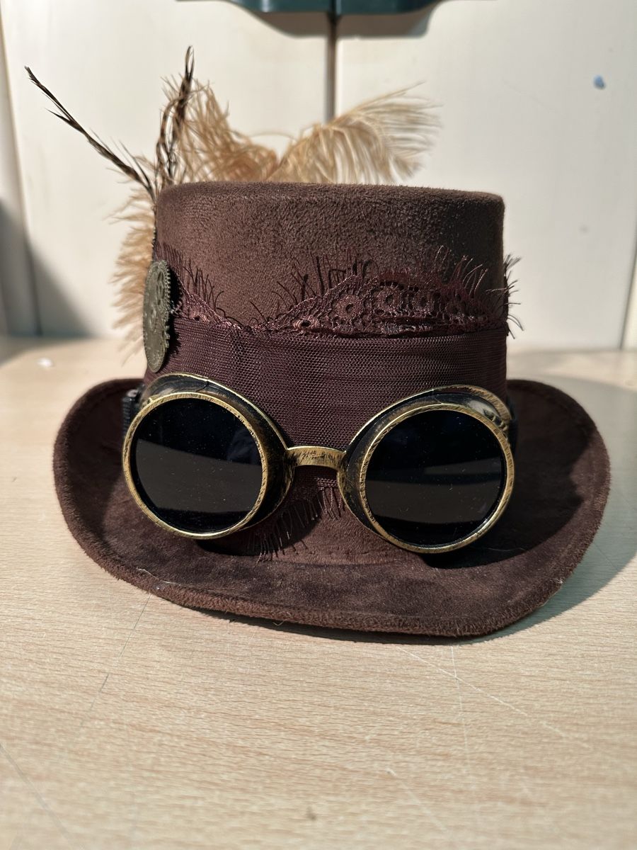 Copricapi, berretti & cappellini: Chapeau Steampunk avec lunettes et plumes – Usato da Lausanne venduto da artnouveau04