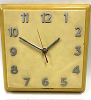 Wanduhr aus Holz mit erhabenen Metallzahlen