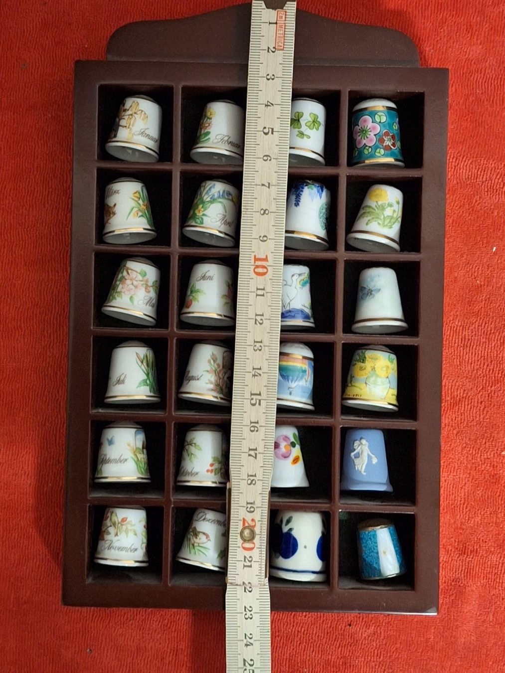Fingerhüte: Komplette Fingerhut-Sammlung "Monate" mit Vitrine – Gebraucht aus Winterthur von juszku 5