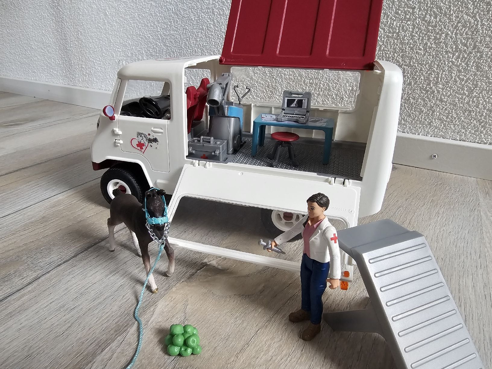 Schleich Spielzeuge: Schleich mobile Tierärztin – Gebraucht aus Bätterkinden von Pescelino 1