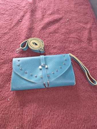 Damen Portemonnaie blau mit Nieten und Tragerieme