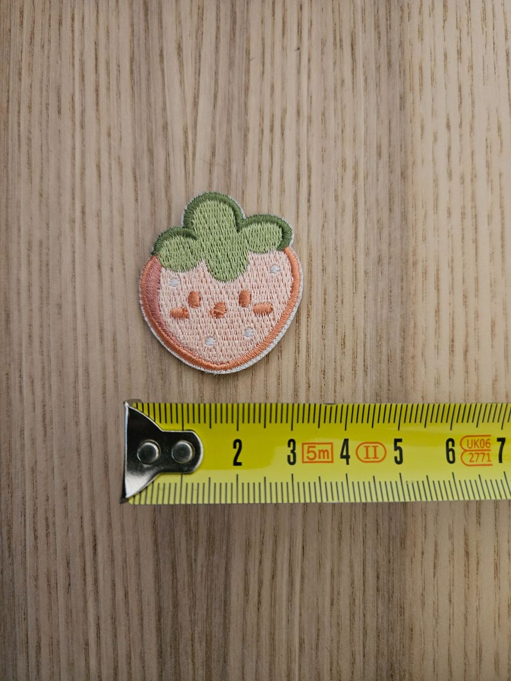 Toppe: Aufnäher Patch Erdbeere rosa – Usato da Luzern venduto da Lucan_Valerius