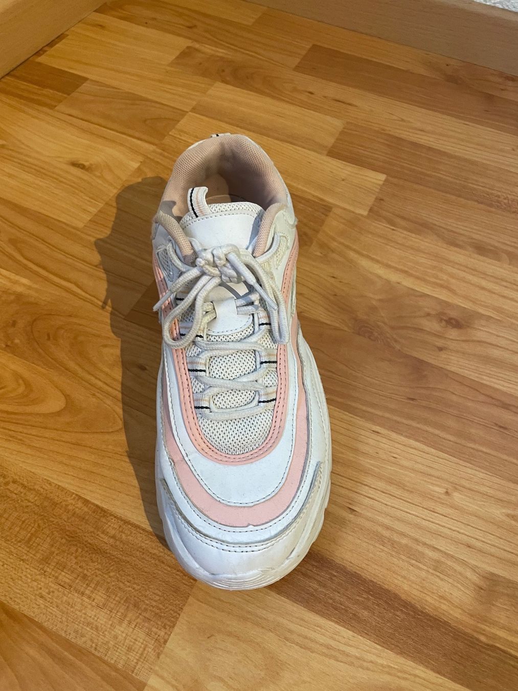 Scarpe da donna: Baskets blanches et roses style chunky – Usato da Le Locle venduto da marie_b28 2