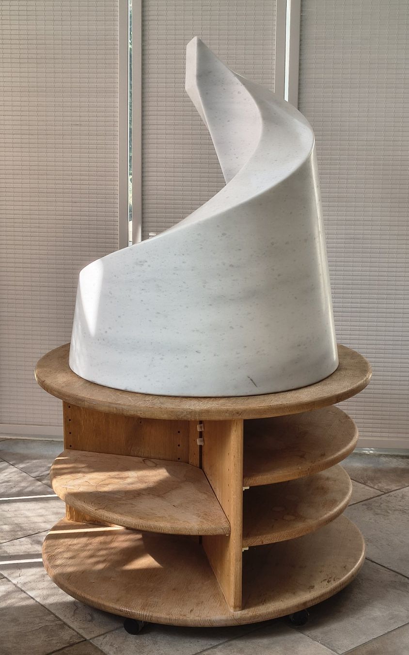Skulpturen & Statuen: Geometrische Marmor Skulptur mit Eichen Sockel – Gebraucht aus Buttikon SZ von off_jdc7 2