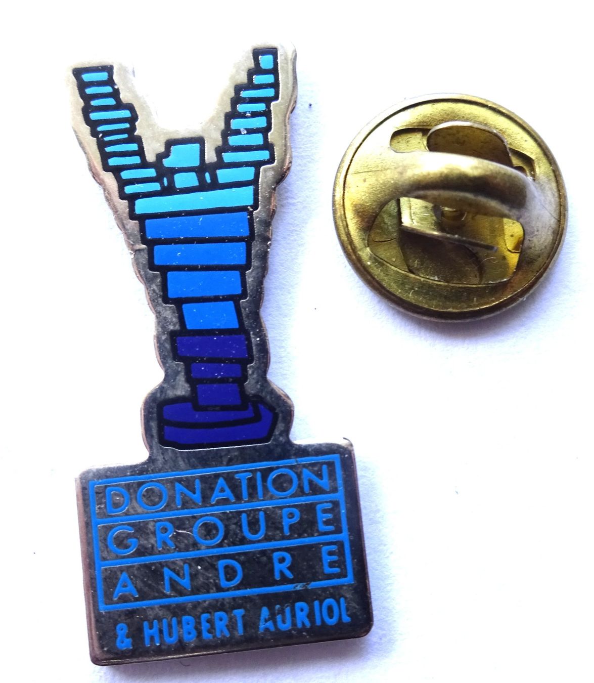 Plaquettes & Badges: Pin Donation Groupe ANDRE L Hubert Auriol – D'occasion à Utzenstorf par BUtter81