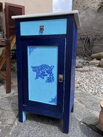 Comodino vintage azzurro e blu con ripiano in marmo.