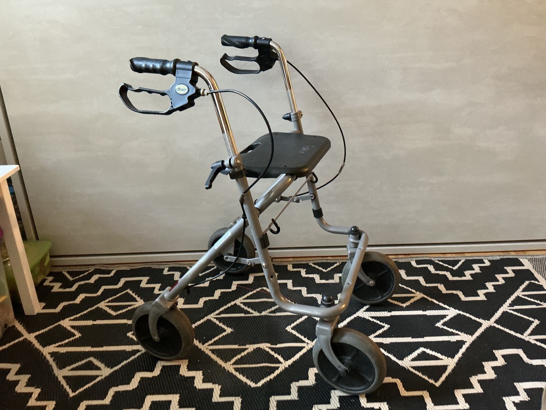 Aides à la marche: Déambulateur – D'occasion à Troinex par nin_kv6x