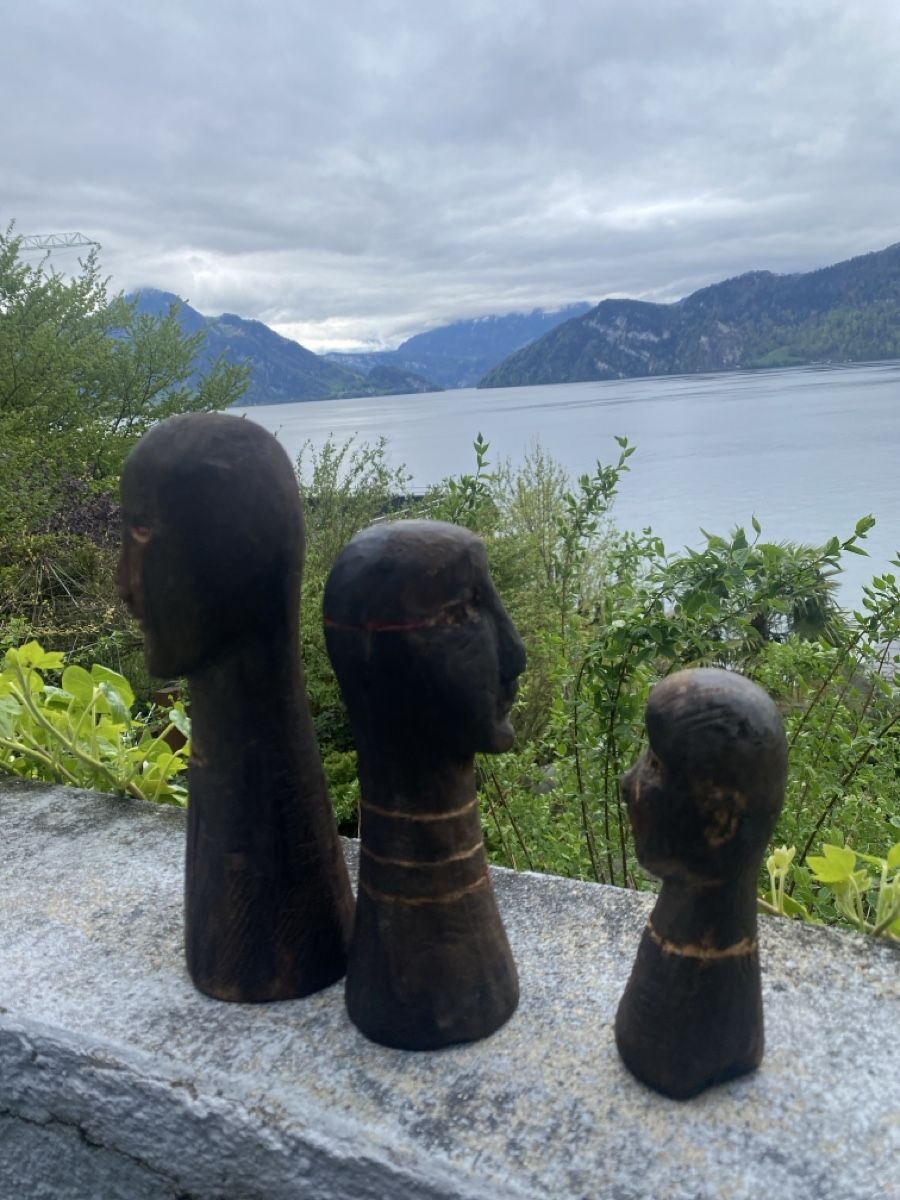 Statuette: 3 Holzfiguren, geschnitzt, Afrika – Usato da Weggis venduto da Massahans 1