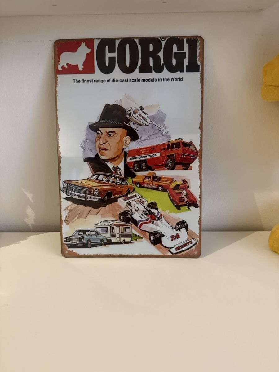 Insegne: Corgi Blechschild Oldtimer  Movie Thema – Nuovo e nell'imballaggio originale da Basel venduto da Zomeg 1