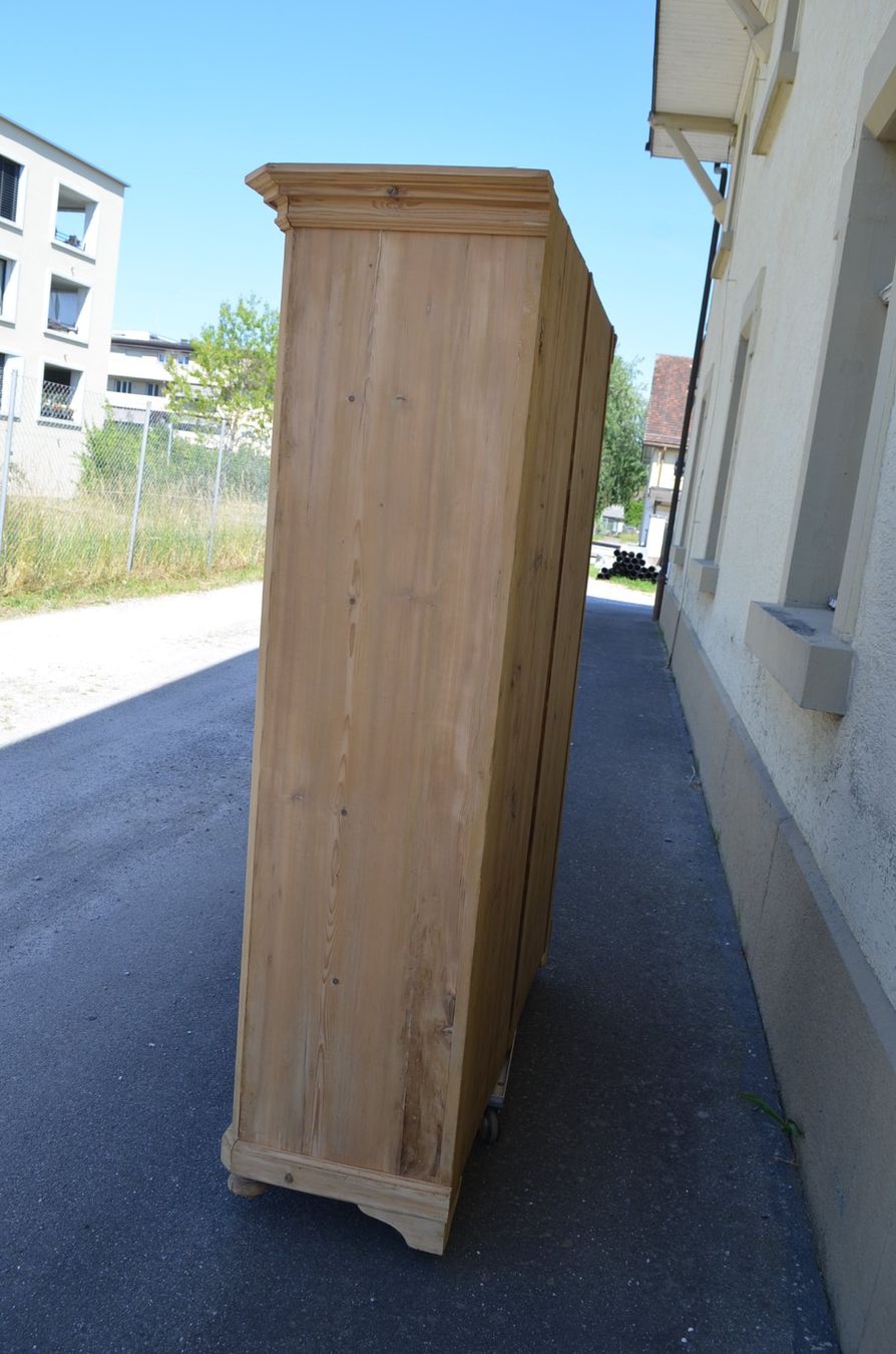 Schränke: 2 Türiger Schrank Restaurierter 2 Teilig – Gebraucht aus Wil SG von Athi 4