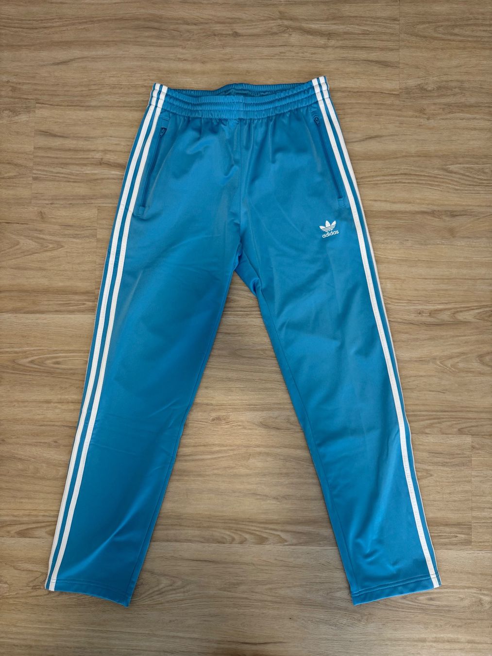 Adidas Pantaloni: Adidas Trainerhose hellblau, M – Nuovo (secondo la descrizione) da Maisprach venduto da jokoundklaas